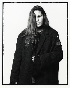 108338 Portret van een jonge vrouw met loshangend lang haar en donkere oogmake-up en een vignet van de Autonome ...